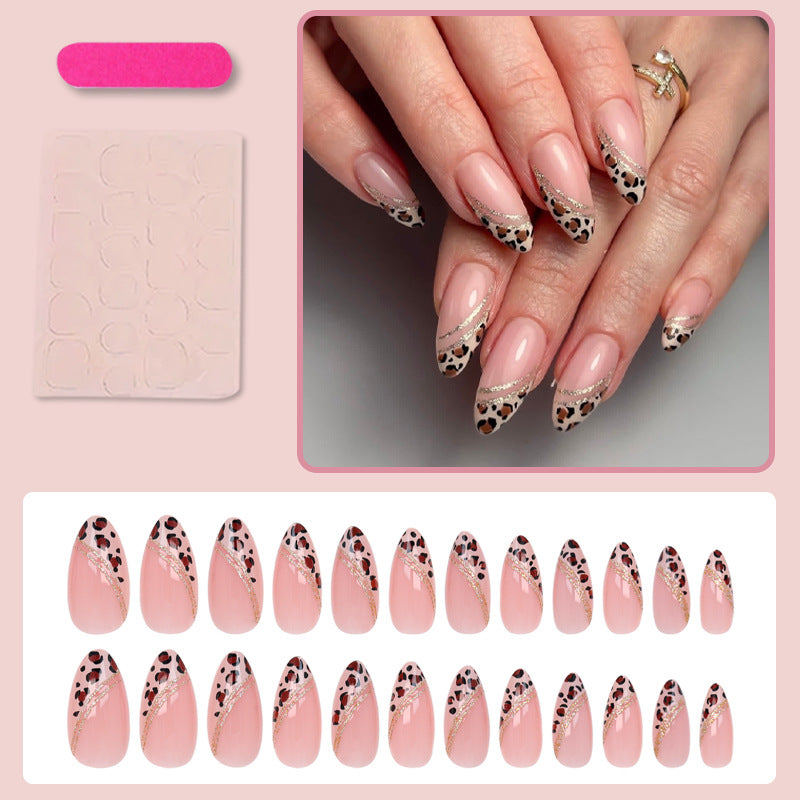 Kunstnagelset mit glamourösem Tierdruck und eleganten Akzenten Brehn
