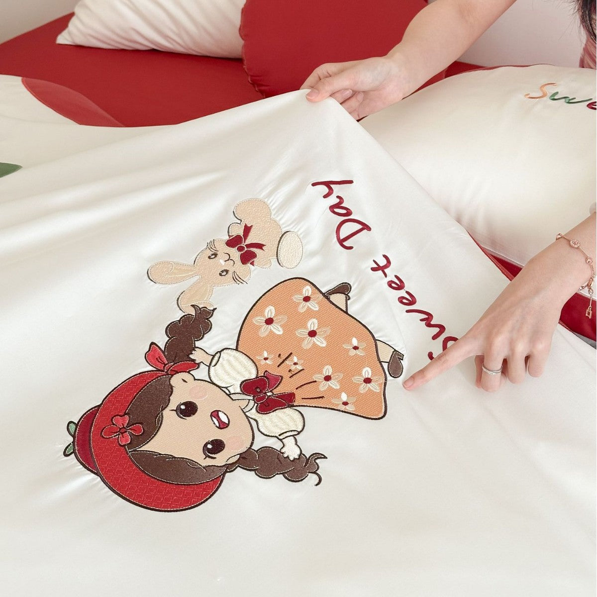 Bettwäsche-Set mit bestickten Puppen- und Apfelmotiven