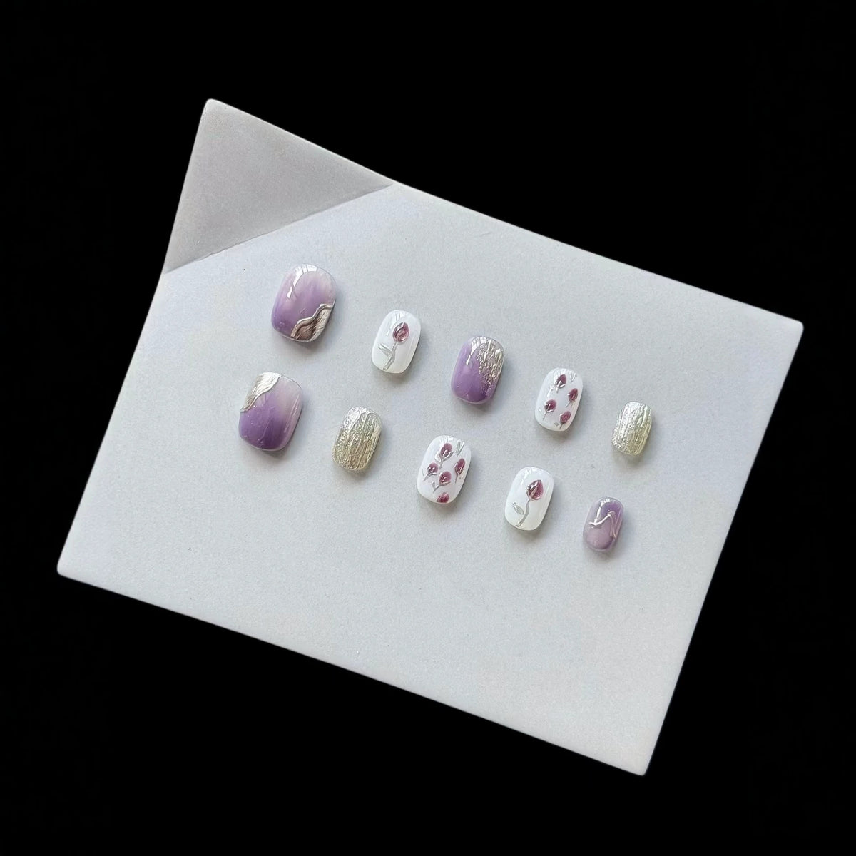 Künstlerisches Press-On-Nagelkunstset mit floralen und metallischen Akzenten