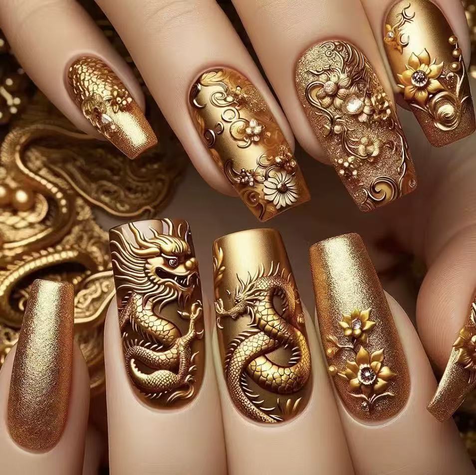 Elegantes Kunstnagelset mit 3D-Drachenmotiven und Goldakzenten Brehn