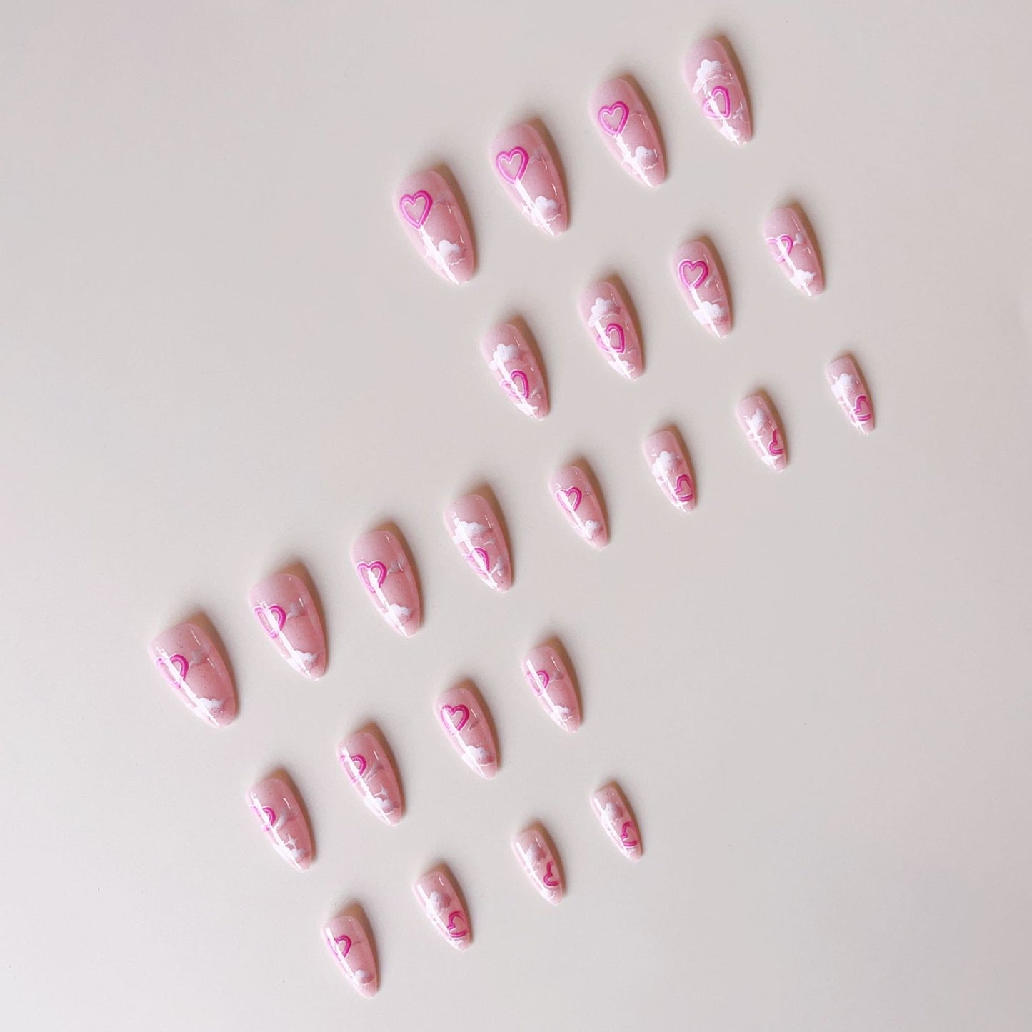 Kunstnagelset mit romantischen Herzakzenten und glitzerndem Finish Brehn