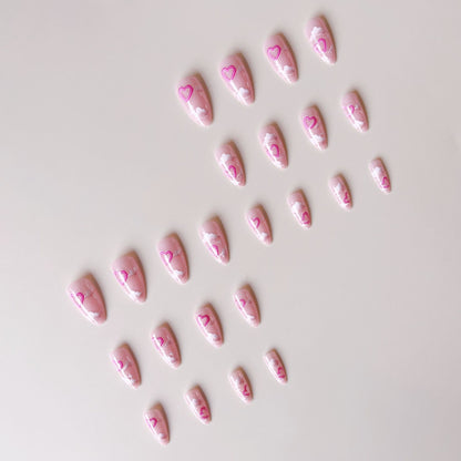 Kunstnagelset mit romantischen Herzakzenten und glitzerndem Finish Brehn