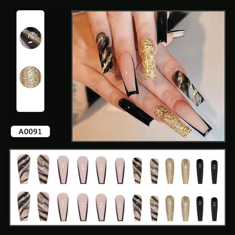 Kunstnagelset mit luxuriösen goldenen Akzenten und eleganten Designs Brehn
