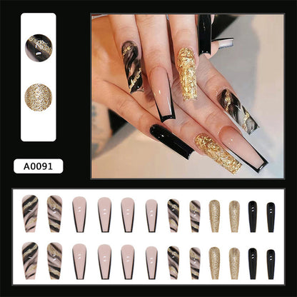 Kunstnagelset mit luxuriösen goldenen Akzenten und eleganten Designs Brehn