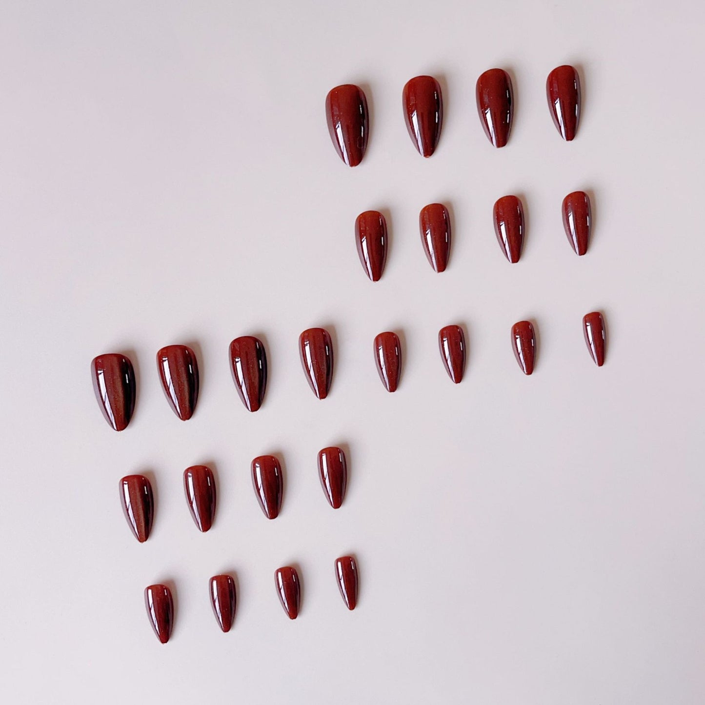 Kunstnagelset mit elegantem Ombre-Effekt und schimmernden Akzenten Brehn