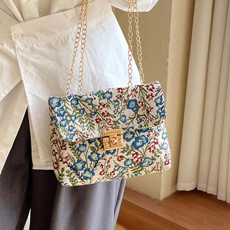 Blumengemusterte Abendtasche