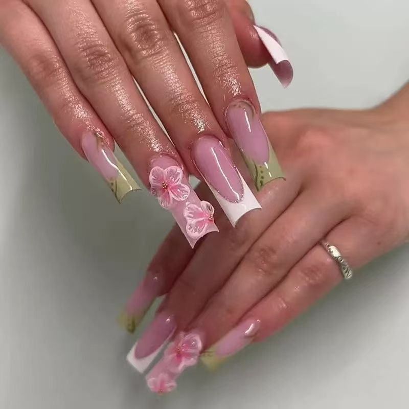 Kunstvolle Nagelspitzen mit floralen Verzierungen Brehn