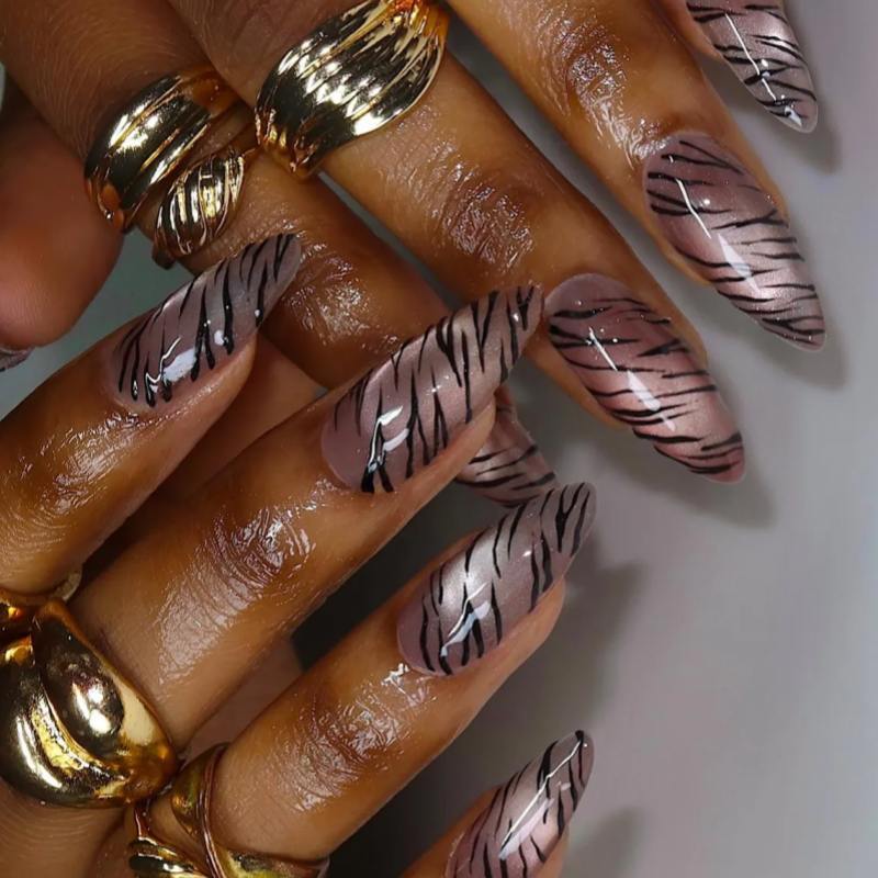 Künstlerisches Druck-Nagelset mit Tigerstreifen-Design Brehn