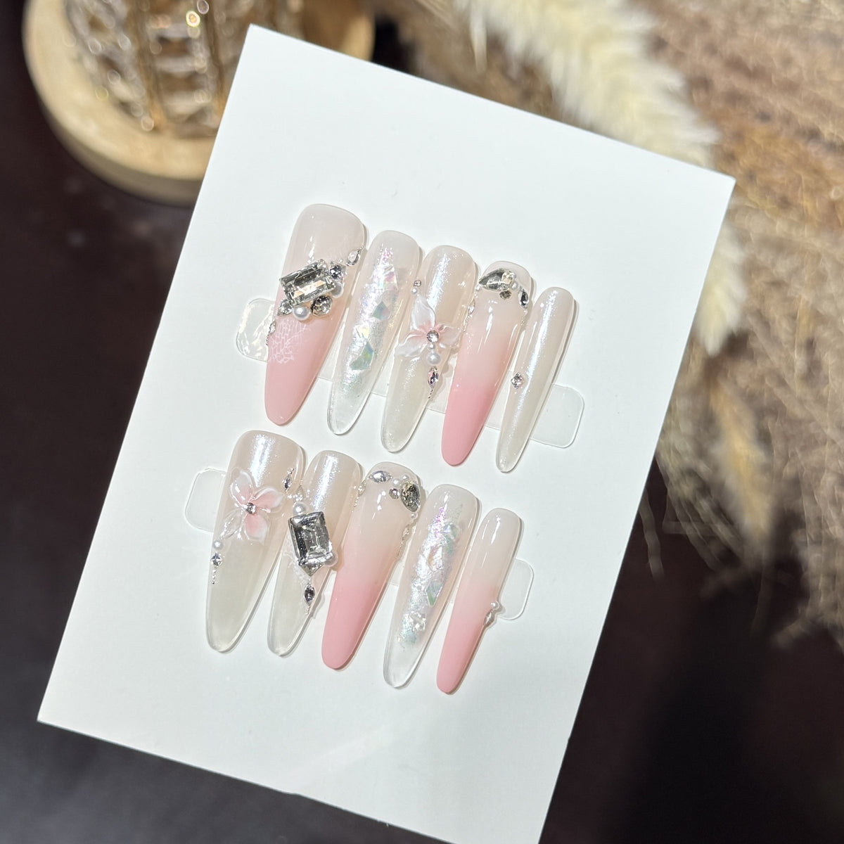 Elegantes Stiletto Press-On Nagelkunst Set mit dekorativen floralen Akzenten Brehn