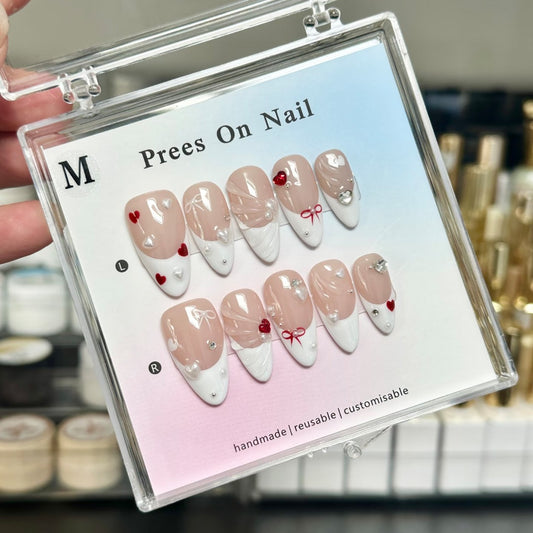 Dekorative Press-On Nägel mit Herz- und Schleifen-Designs
