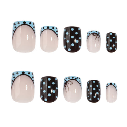 Kunstvolle Nagelverlängerungen mit verspielten Punkten und elegantem Design Brehn