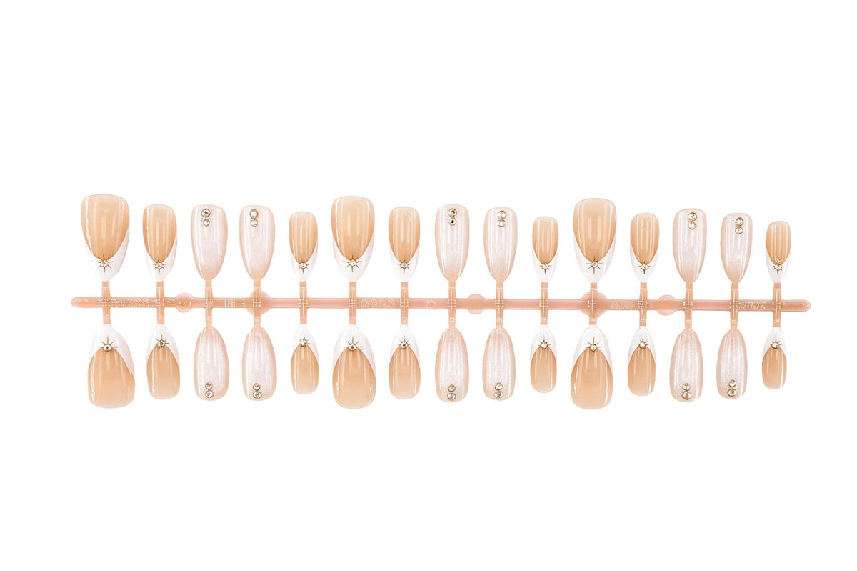 Kunstnagelset mit eleganten Design-Elementen und Glamourösen Akzenten Brehn