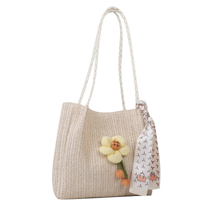 Blumengeschmückte Strohtasche