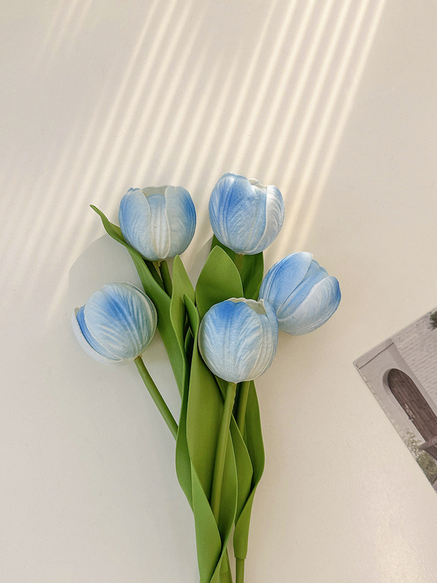 Realistischer Tulpenblumenstrauß