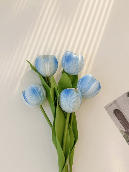 Realistischer Tulpenblumenstrauß
