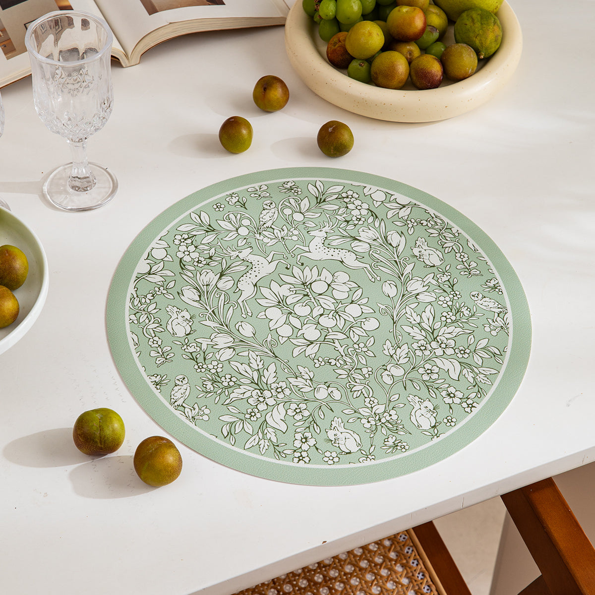 Runder dekorativer Teppich mit floraler Tierillustration und feiner Jacquardstruktur Brehn
