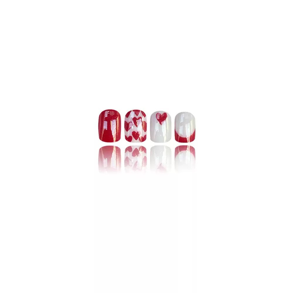 Kunstnagelset mit romantischen Herzmotiven und elegantem Glanz Brehn