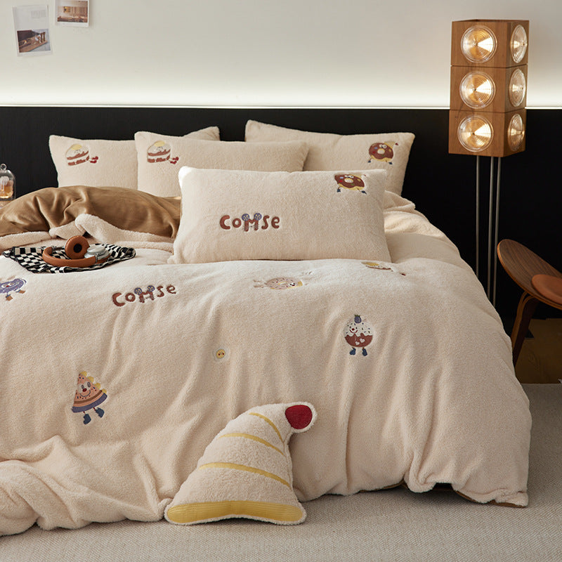 Weiche Sherpa-Bettwäsche mit bestickten Gebäckmotiven und Kuschelstruktur
