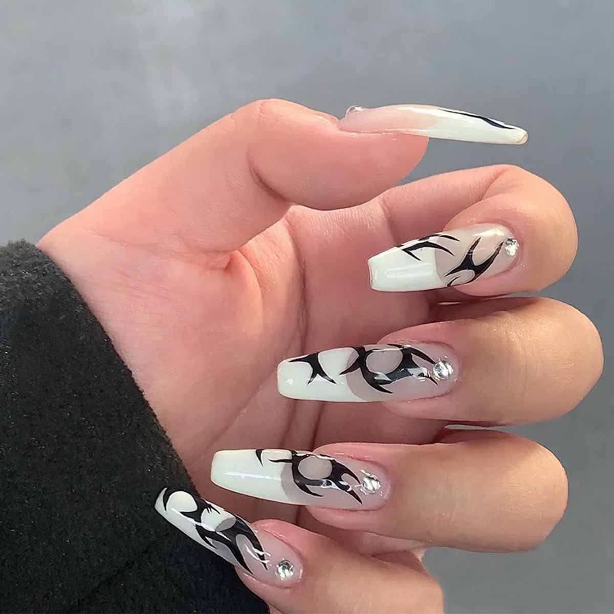 Elegante Kunstnägel mit dekorativen Schwarz- und Glitzerakzenten Brehn