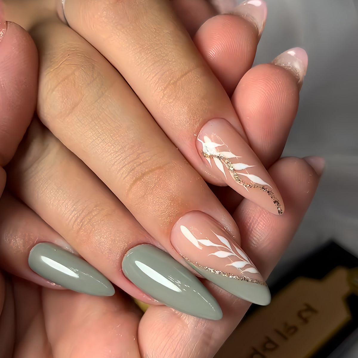 Elegante mandelförmige Press-On-Nagelverlängerungen Brehn