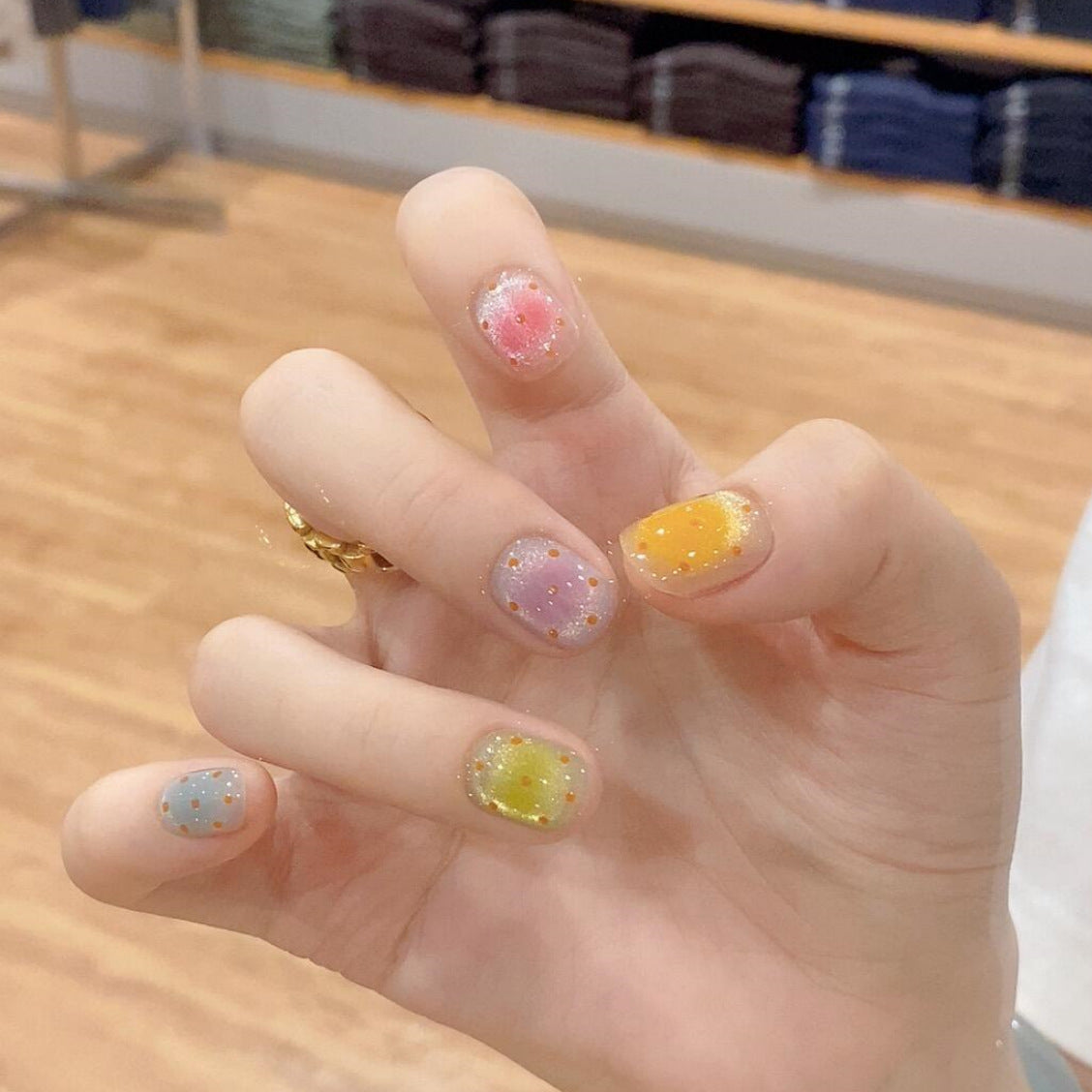 Glitzernde Kunstnagelspitzen Im Fröhlichen Design Brehn