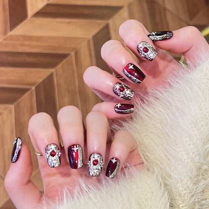 Kunstvolle Kunstnägel im eleganten Design mit Glitzerakzenten Brehn