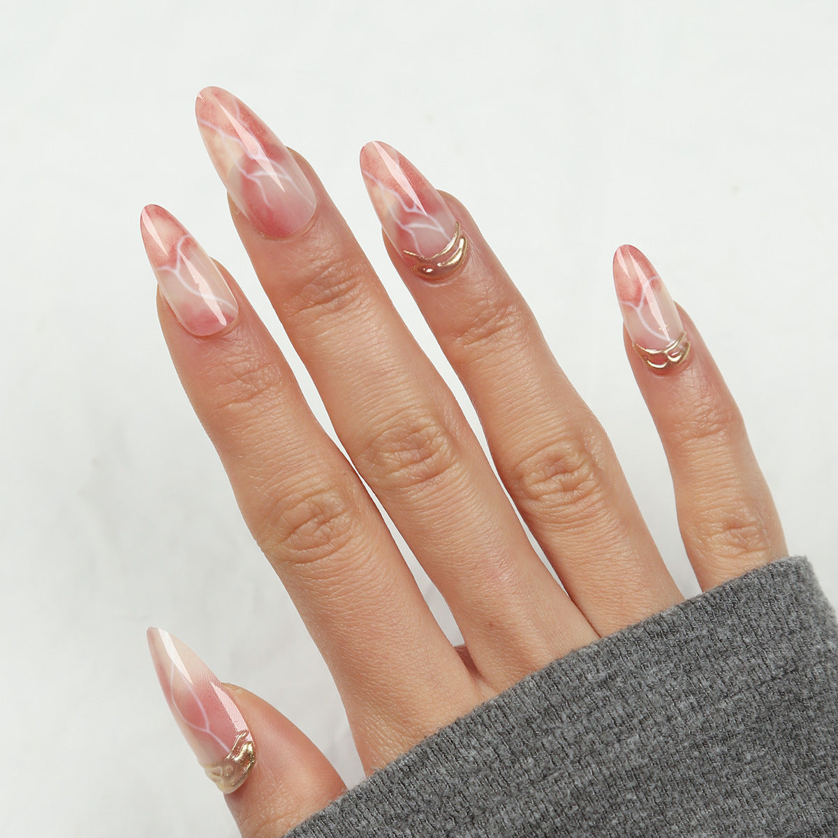 Elegante Stiletto Press-On Nagel Set mit Marmor Design Brehn