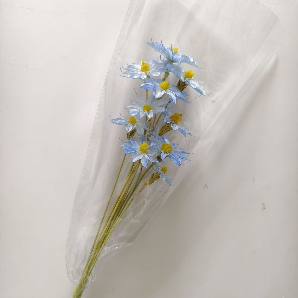 Vibrant künstlicher Blumenstrauß mit stilvoller Verpackung