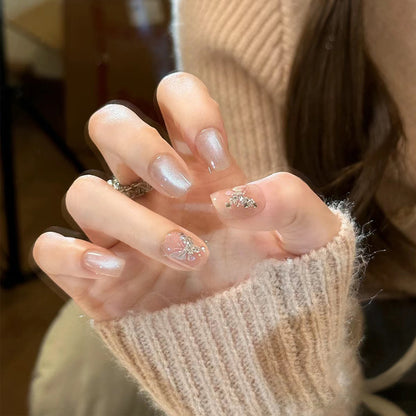 Elegantes Nagelkunstset mit floralen Akzenten Brehn