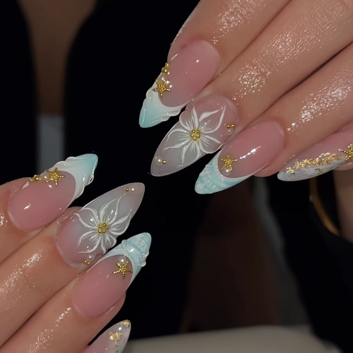 Kunstvolle Stiletto-Nägel mit floralen und glamourösen Akzenten Brehn