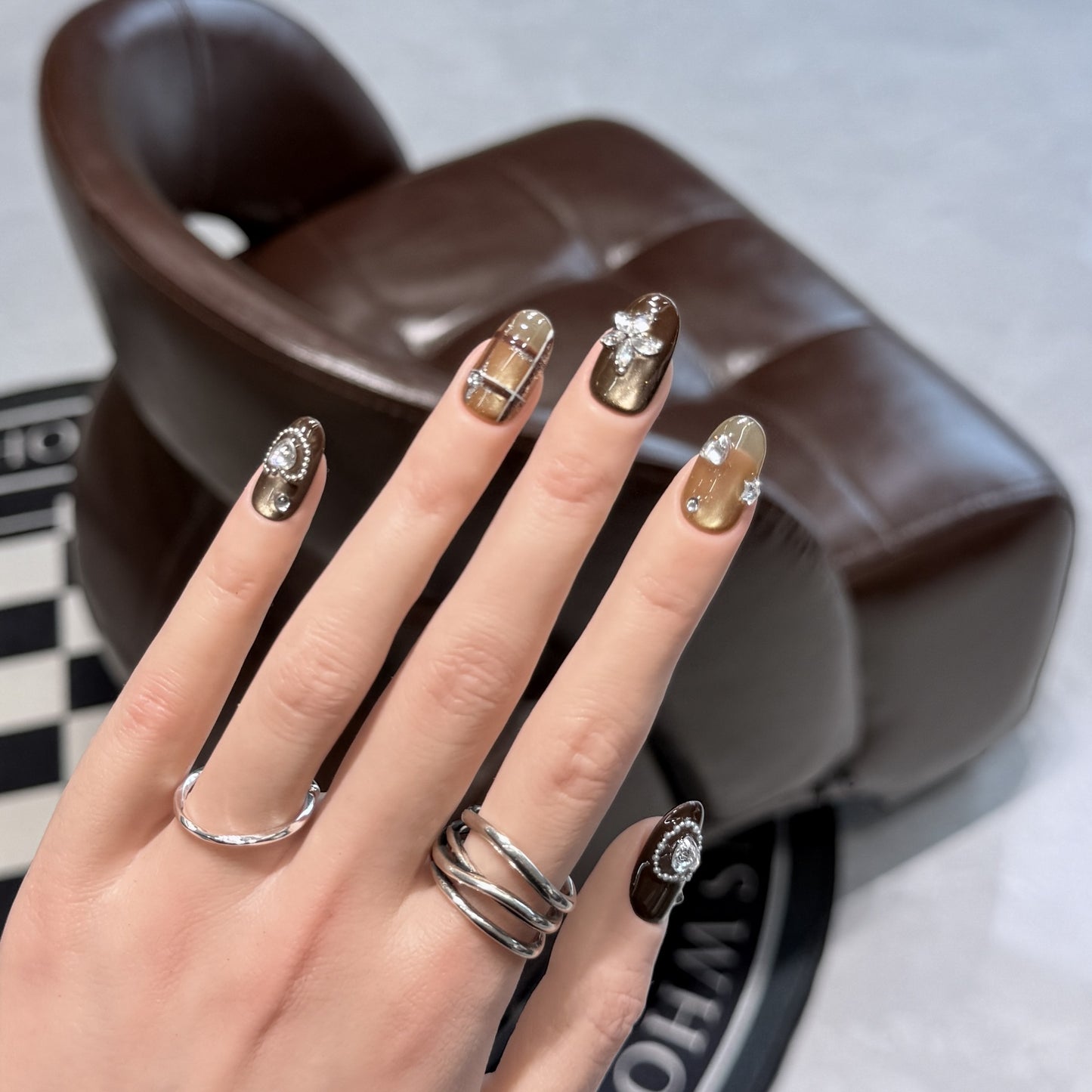 Künstlerisches Stiletto Press-On Nagelset mit luxuriösen dekorativen Akzenten Brehn