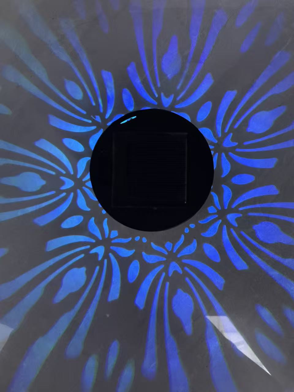 Solarprojektionsgartenlicht mit dekorativem Blumenmuster und Dämmerungs-zu-Dawn-Sensor Brehn