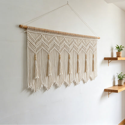 Eleganteres Makramee-Wandbehang mit künstlerischen Fransen und geometrischen Mustern