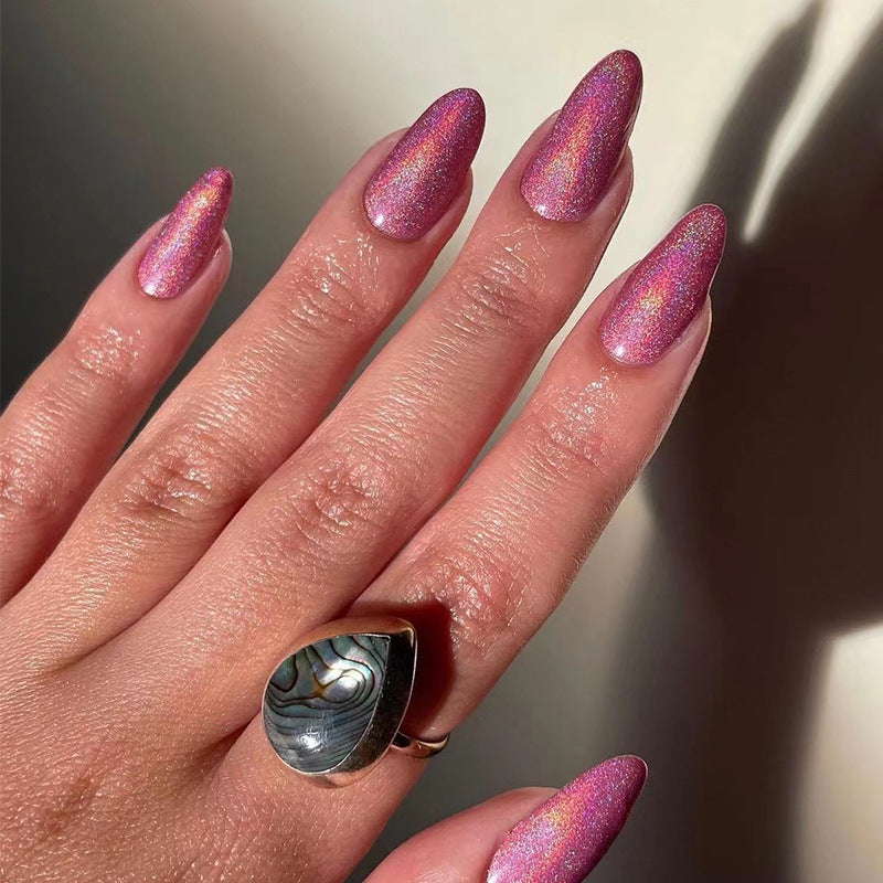 Kunstvolle Stiletto-Nägel mit holographischem Glanz Brehn