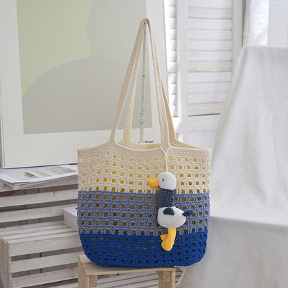 Handgefertigte Basttasche mit Niedlichem Anhänger Brehn