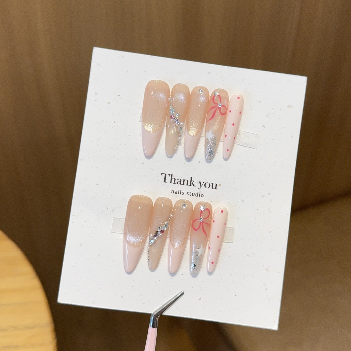 Kreative Kunstnagelspitzen mit Glitzerakzenten Brehn
