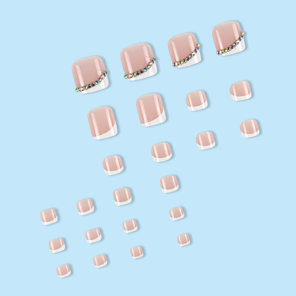 Fußnagelkunst Set mit eleganten französischen Spitzen und Glitzerakzenten Brehn