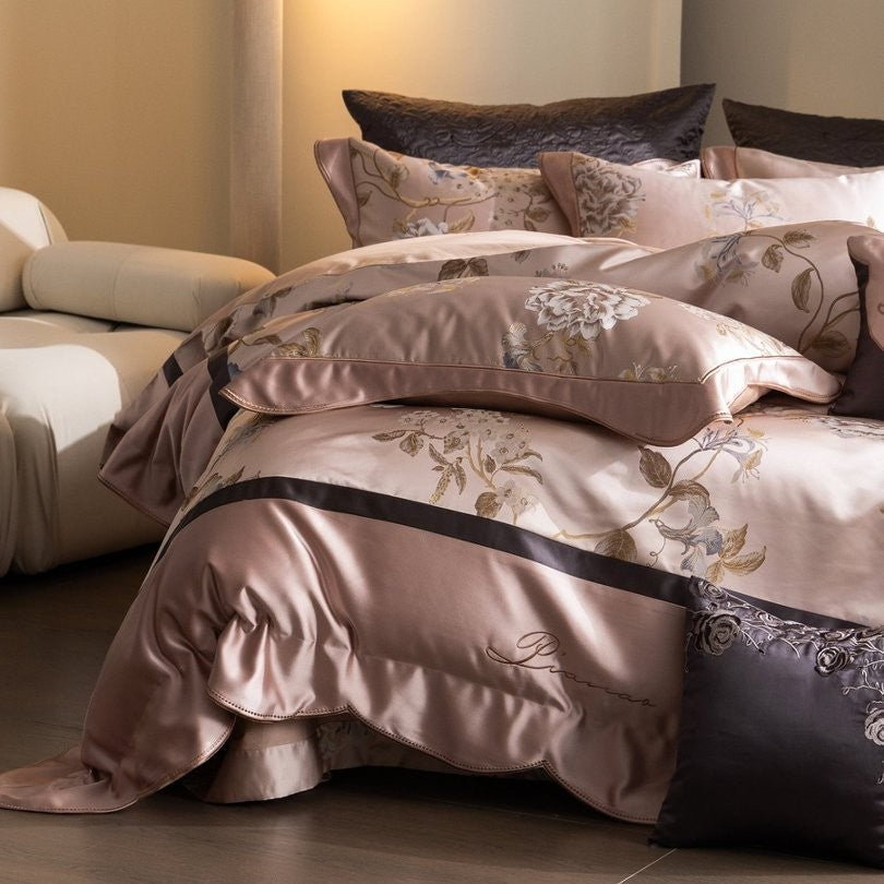 Seidenblumenbestickte Satin-Bettbezug-Bettwäsche mit gewelltem Saum und Kissenbezügen