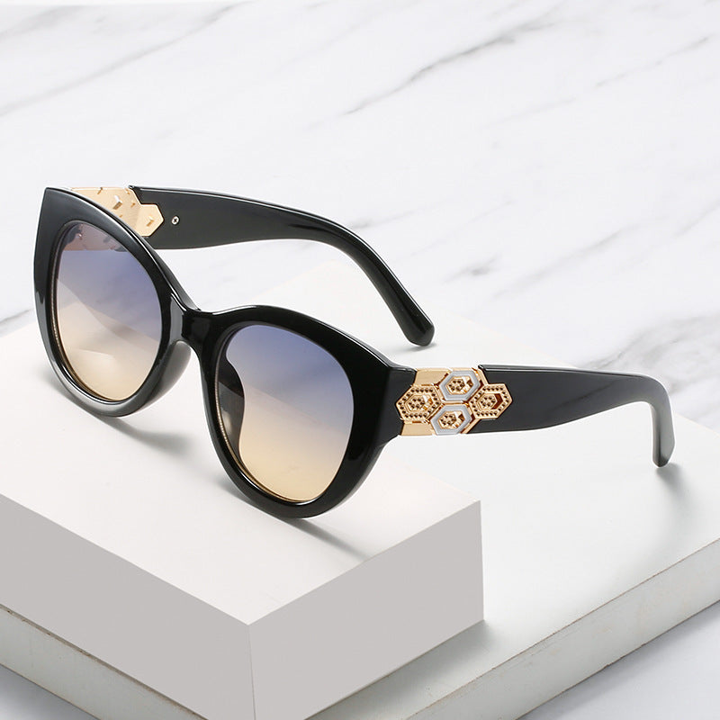 Modische Cat-Eye-Sonnenbrille mit dekorativen Akzenten Brehn