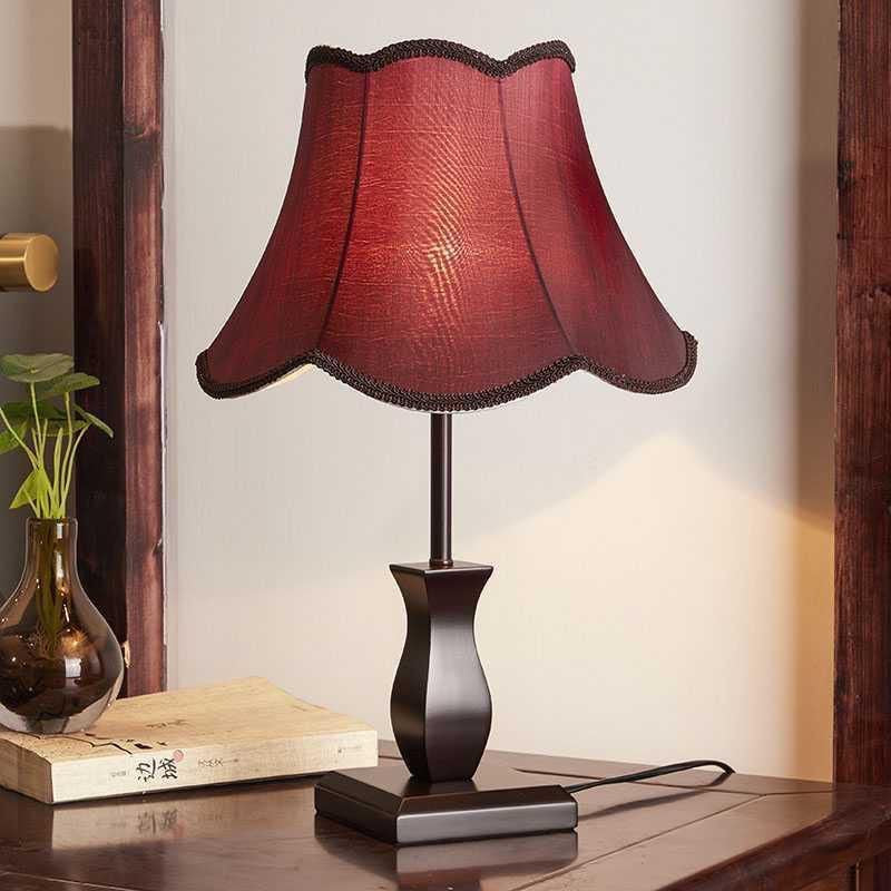 Elegante Stoffschirm Tischlampe