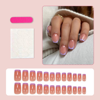Kunstnagelset mit elegantem French-Manikürestil und romantischen Akzenten Brehn