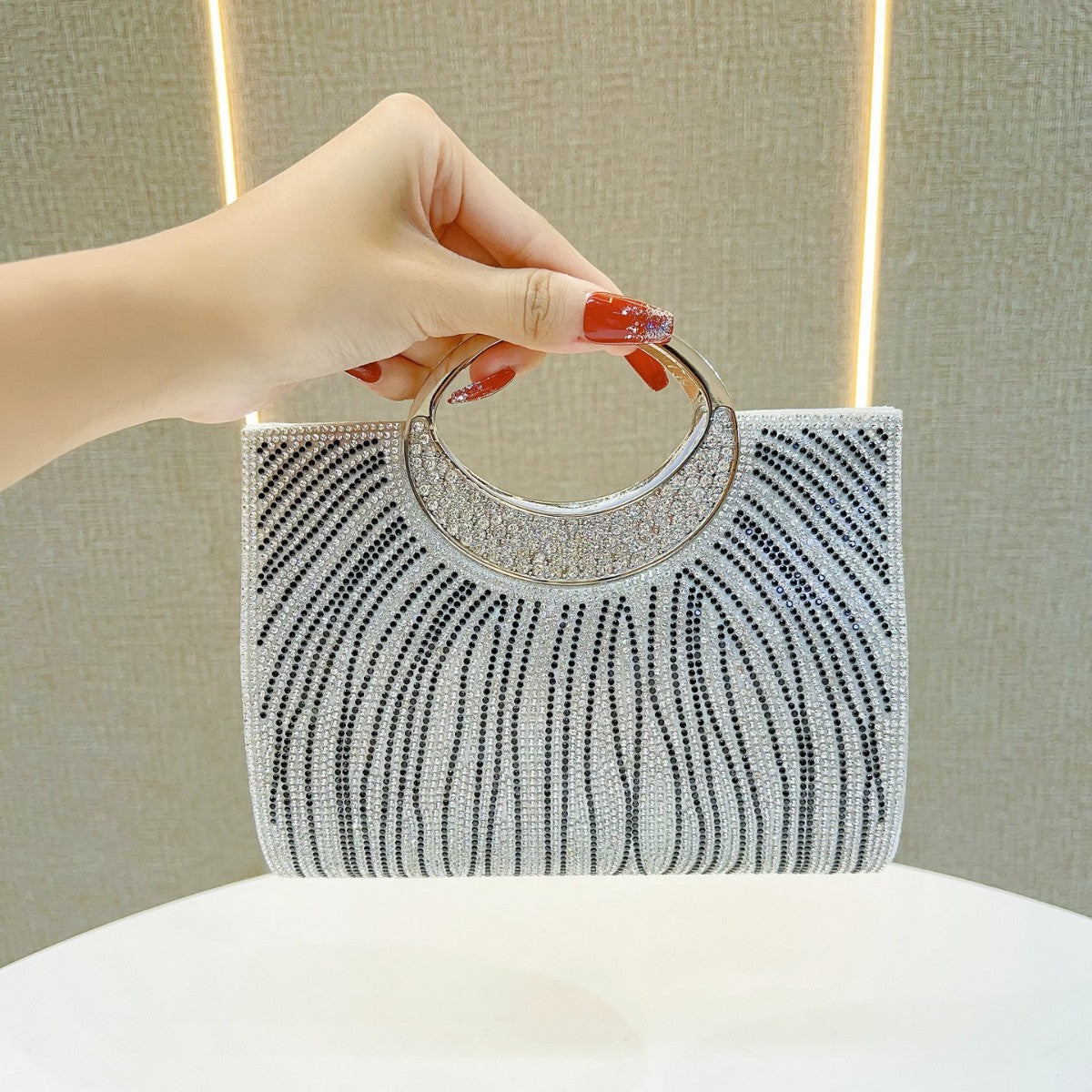Glamouröse Abendhandtasche mit Strass-Design