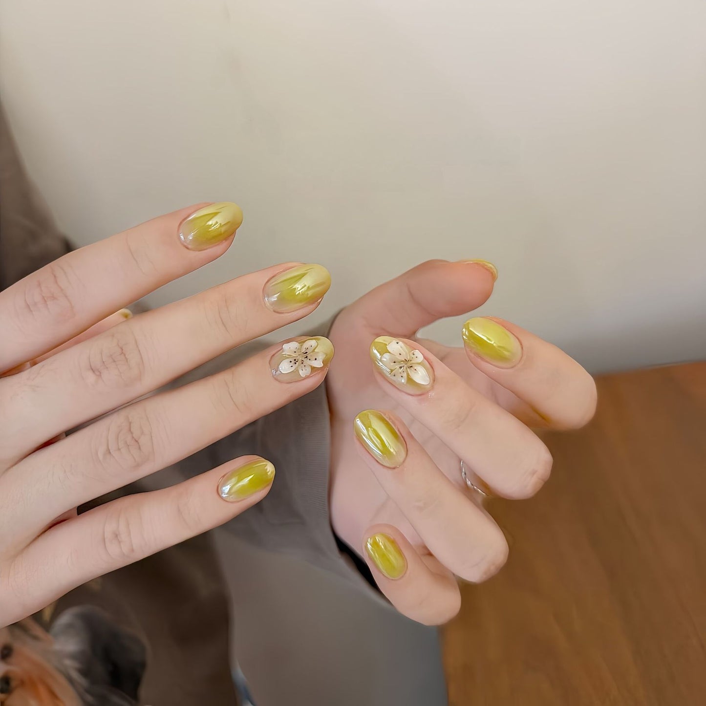 Kunstnägel mit Floralem Design und Glänzendem Finish Brehn