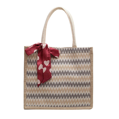 Texturierte Handtasche mit dekorativem Schal