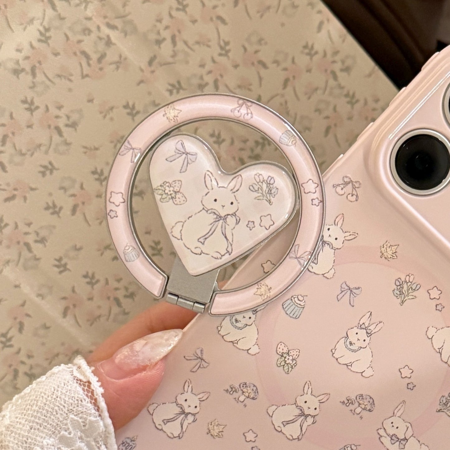 Verspielter Smartphone Fingerhalter mit Herzmotiv Brehn