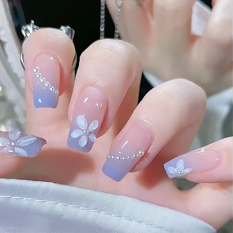 Kunstnagelset mit eleganten floralen Akzenten und Glitzerverzierungen Brehn