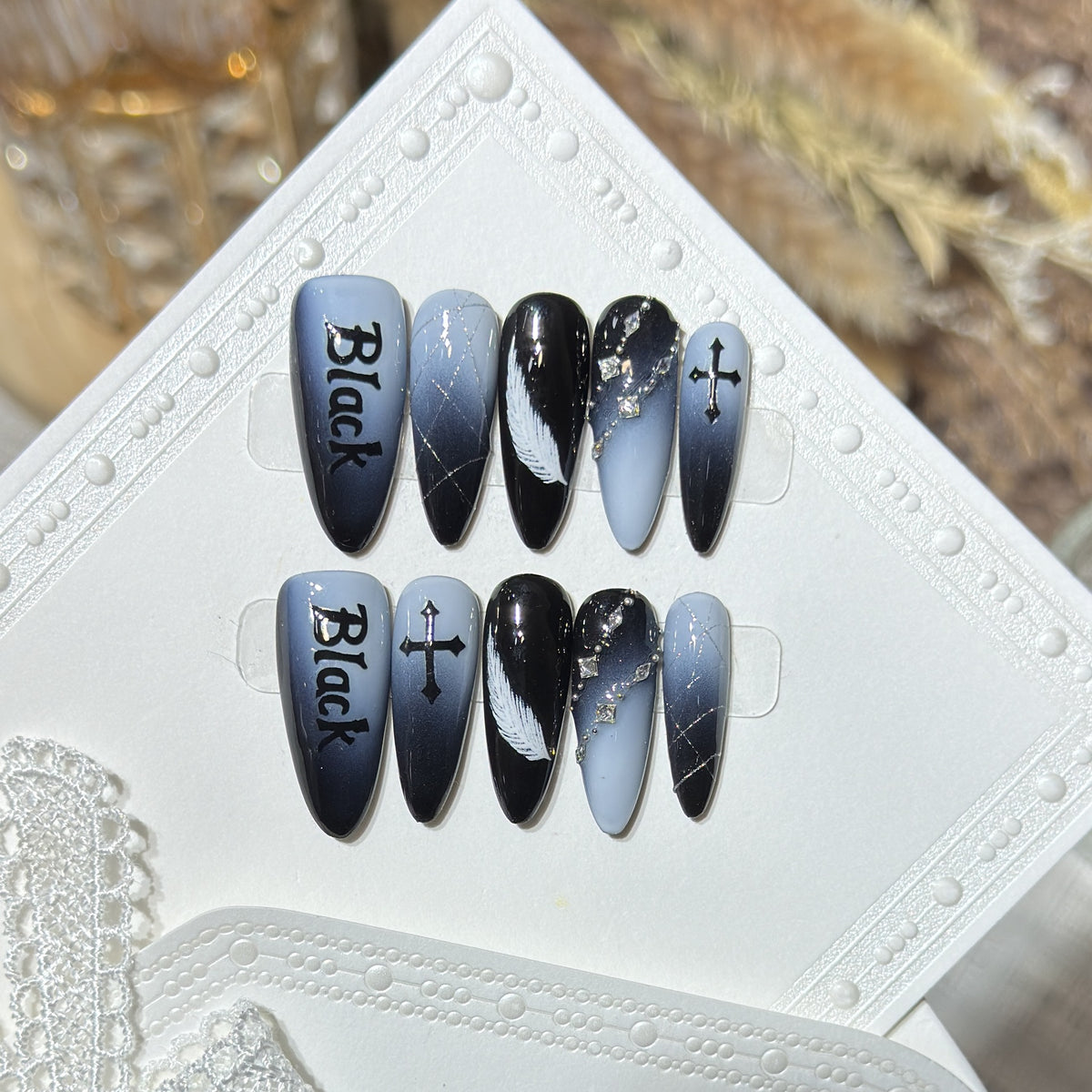 Künstlerisches Press-On Nagelset mit gotischem Feder- und Kreuzdesign Brehn