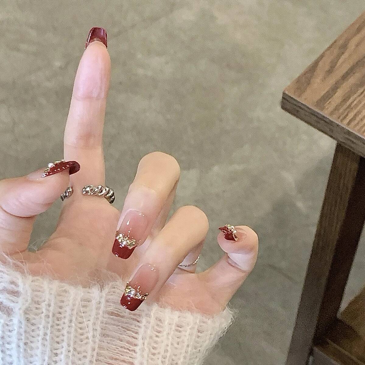 Elegante Press-On-Nagelkunst mit goldenen Akzenten Brehn