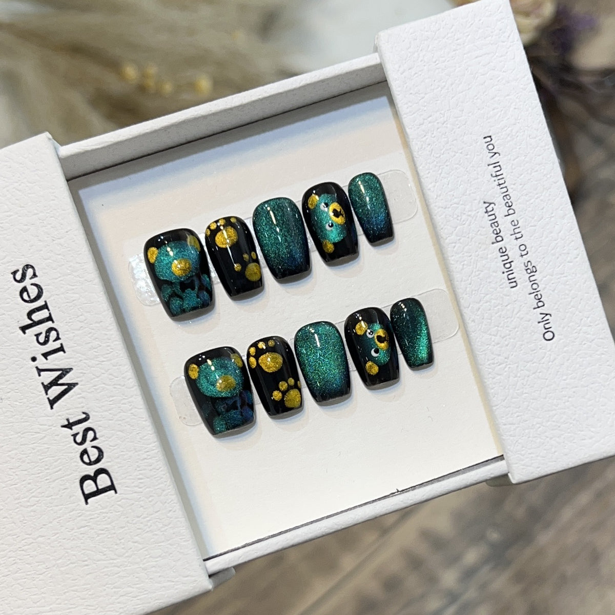 Künstlerisches Press-On-Nagelset mit verspielten Blumen- und Glitzerakzenten Brehn