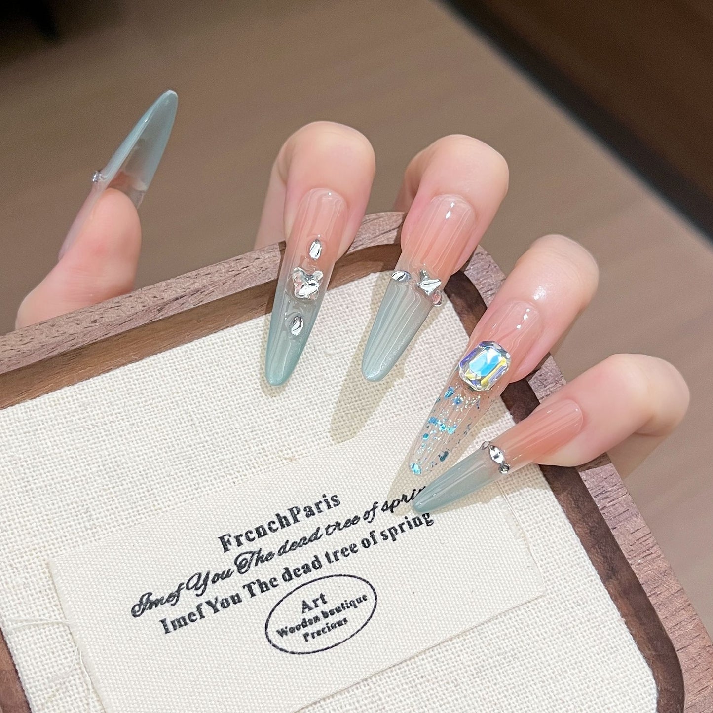 Künstlerisches, mit Strass verziertes Stiletto-Press-On-Nagelset Brehn